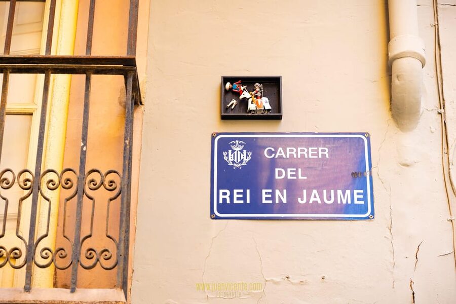 Best Street Art in Valencia Walking Tour - Learning paste up, stencil, and yarn art the right way