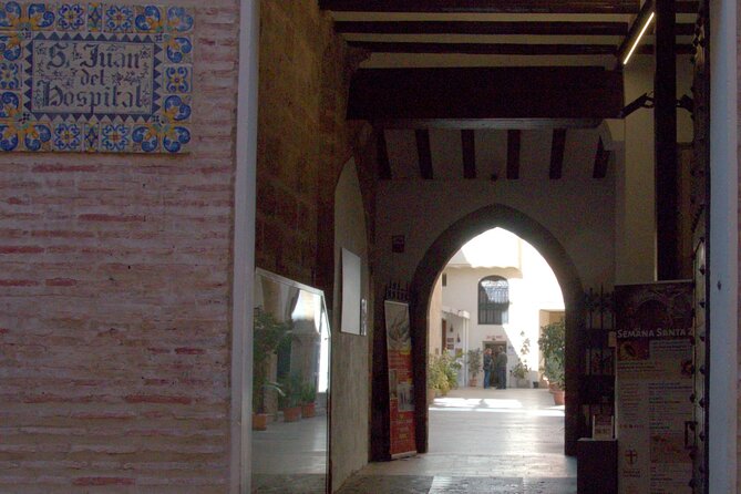 Between Two Gates: A Self-Guided Audio Tour in Valencia - VoiceMap and GPS in old Valencia: how to stay on track