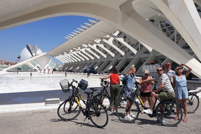 Bike tour with city guide from old to new - Entering Valencia by bicycle, from old streets to modern icons