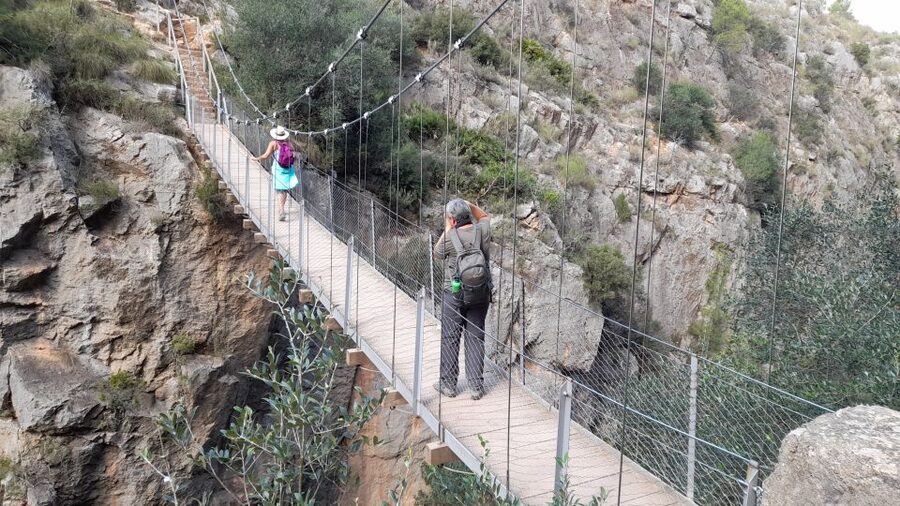 Chulilla: Hanging Bridges & Canyon Hiking Day Tour - Pace and fitness: 16–17 km with intermediate-level hiking