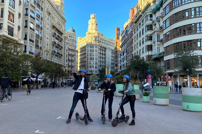 Digital guided 2-Wheel tour- Explore Valencia with a compass! - How the app runs the show: start code, clues, and waypoint info