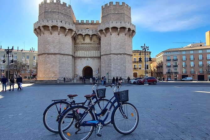 Digital guided 2-Wheel tour- Explore Valencia with a compass! - What you actually see: beach mood, street art, and a food hall stop