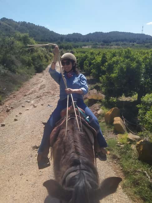 Discover the interior of Valencia on horseback - The beginner class at the ranch: your safety and comfort starter pack