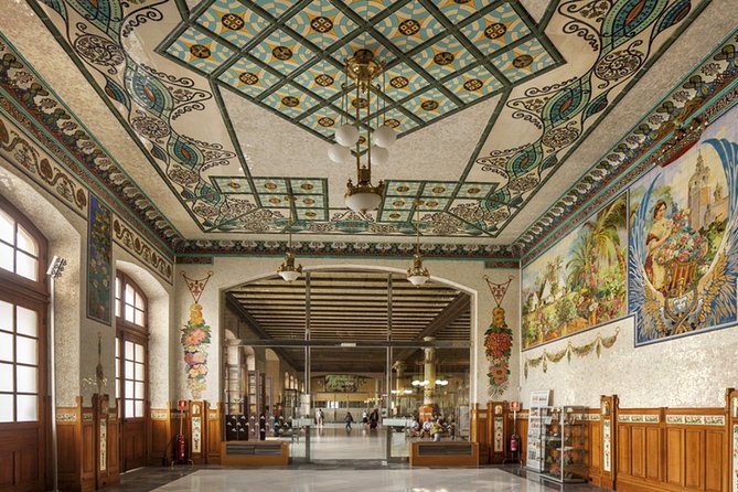 Essential Valencia: Local Culture and Gastronomy - Valencia Cathedral: the largest Valencian temple moment