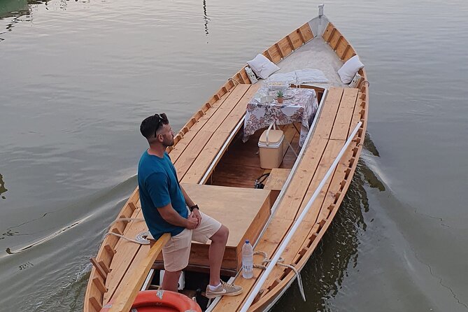 Excursion to the lagoon, sunset and boat ride. - The lagoon boat ride: shallow water, bird-spotting, and sunset timing