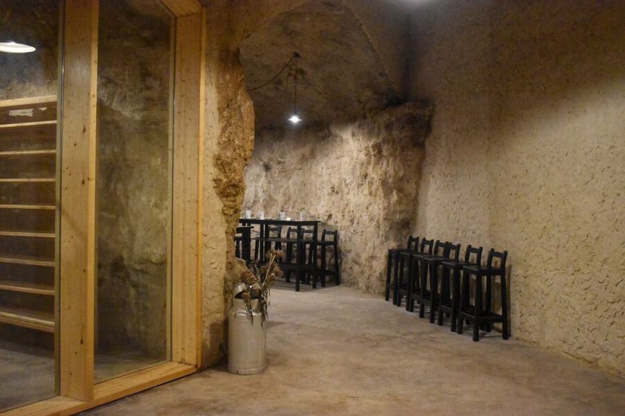 From Valencia: Guided Cheese Factory Tour with Wine Tasting - Heading to Vera de Estenas Winery: vineyards, Edu, and a family approach