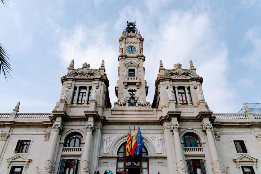 Guided tour of downtown Valencia + Silk Exchange - Plaza del Ayuntamiento: Where the Story Starts
