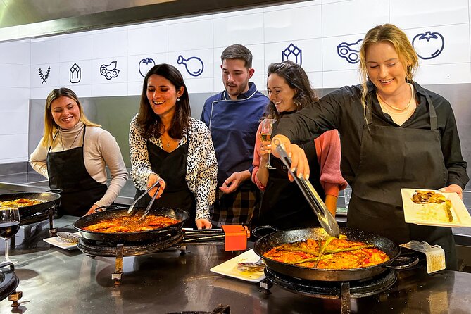 Paella Cooking Class, Wine Tasting & Central Market in Valencia - Group Size and Atmosphere: Why 14 People Matters