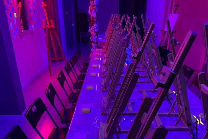 Paint a neon fluorescent picture while drinking unlimited wine - Unlimited wine and water: how to enjoy it without rushing the art