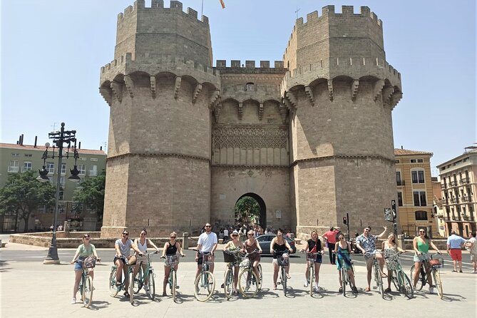 Private 3-Hour Bike Tour: Discover City Gems & Beautiful Beaches - Ciudad de las Artes y las Ciencias in bite-size form