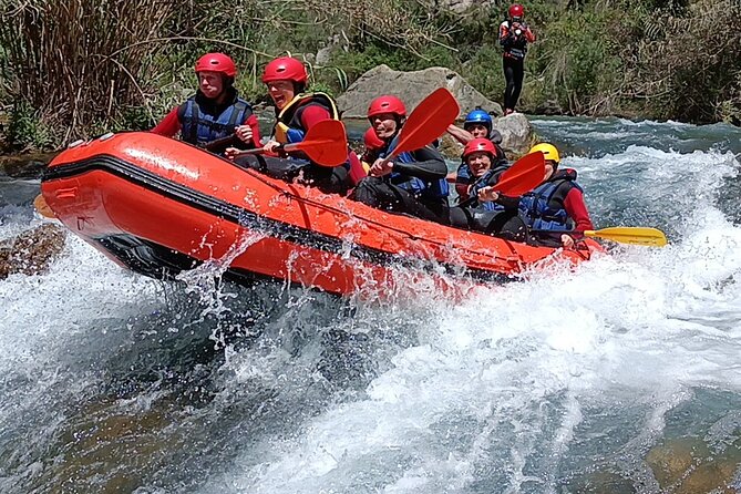 Rafting white water in Montanejos 1h Valencia - Getting set up fast: wetsuits, helmets, paddles, and showers