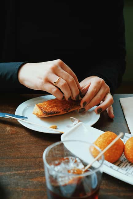 Ruzafa Food & Wine Tour: Tapas, Drinks & Local Secrets - Starting at Musgo: getting your bearings fast