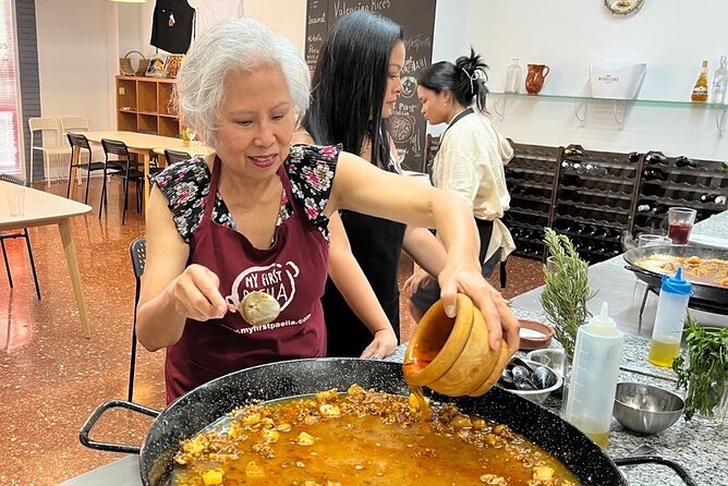 Seafood paella cooking class, tapas and visit to Ruzafa market. - Drinks and pacing: plan for sangria and wine with your meal