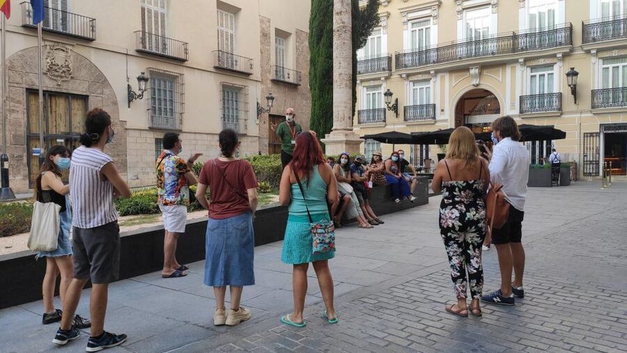 Secret Valencia Experience: The City and Its Flavors - Restaurant Secret: reserved table, welcome drink, and Mediterranean plates