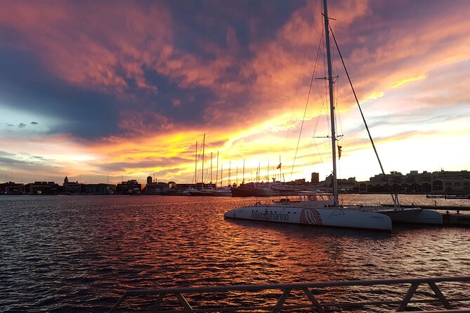 Sunset in Valencia from the Catamaran Mundo Marino - The route in plain language: Malvarrosa to La Marina area
