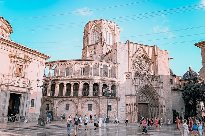 The Essentials of Valencia in a Guided Tour - Plaza Redonda fountain: a quick charm break