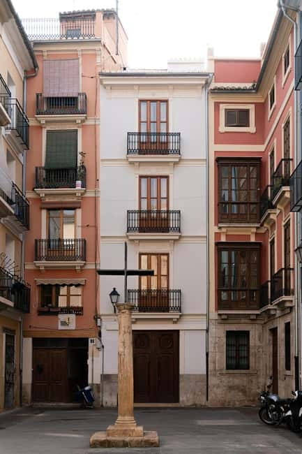Valencia: An alternative tour of El Carmen - House of Cats and Carrer de Moret: photo stops that aren’t just for looks