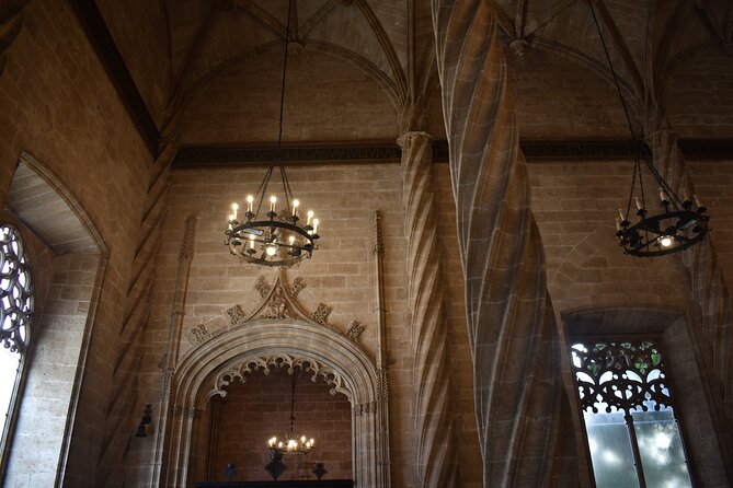Valencia: Art & Architecture Guided Tour with Monuments Tickets - Meet at Plaça de la Verge: How the Tour Starts Strong