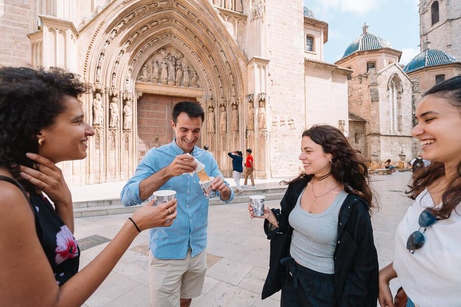 Valencia: Authentic Food Tour with Paella Valenciana - Valencia’s almuerzo-and-paella focus makes the time work