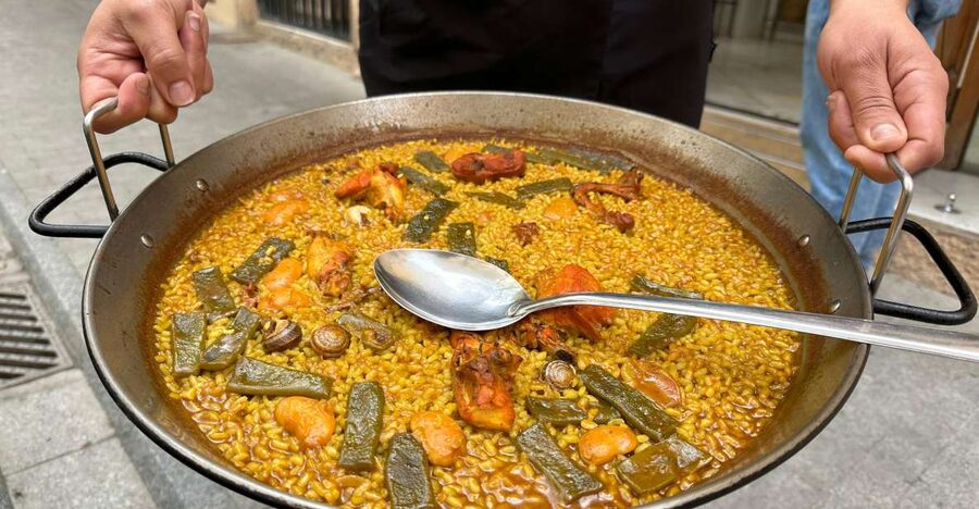 Valencia: Authentic Food Tour with Paella Valenciana - Plaza del Ayuntamiento: coffee, brunch bites, and the tour’s warm-up