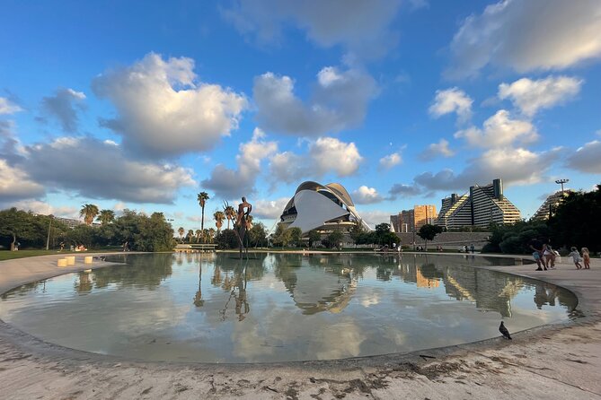 Valencia Bike Tour: Top Sights and City of Arts & Sciences - Jardi del Turia: the long green pause with Roman ruins and Gulliver