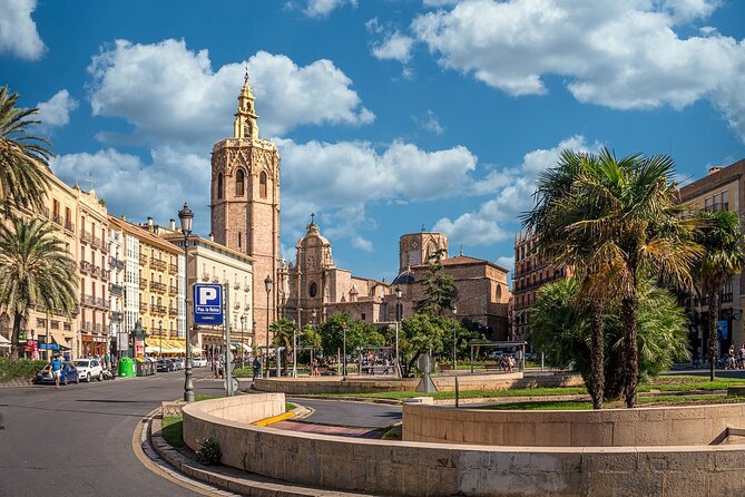 Valencia by Tuk Tuk i: Private tour 1 or 2 hours explore the city - City of Arts and Sciences: futuristic icons without the foot fatigue