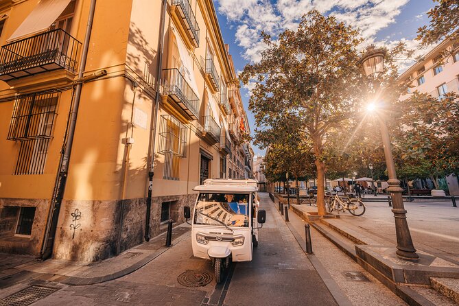 Valencia by Tuk Tuk i: Private tour 1 or 2 hours explore the city - Finding your tuk-tuk at the Ciutat Vella meeting point