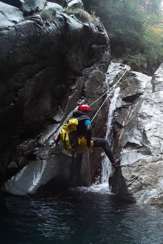 Valencia Canyoning. Experience for everyone - Guides Make the Day: Instruction, Humor, and Real Confidence