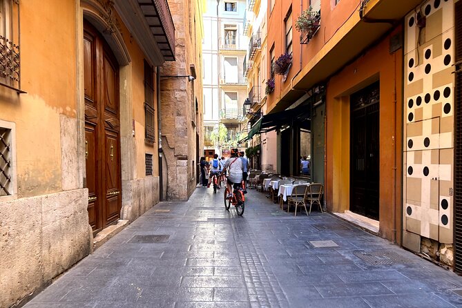 Valencia City Highlights in Guided Bike or E-Bike Tour - Two-and-a-half hours that cover Valencia’s big swings