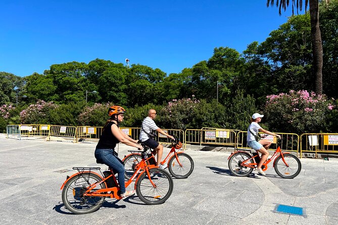 Valencia City Highlights in Guided Bike or E-Bike Tour - UNESCO La Lonja de la Seda and the art of quick, smart stops