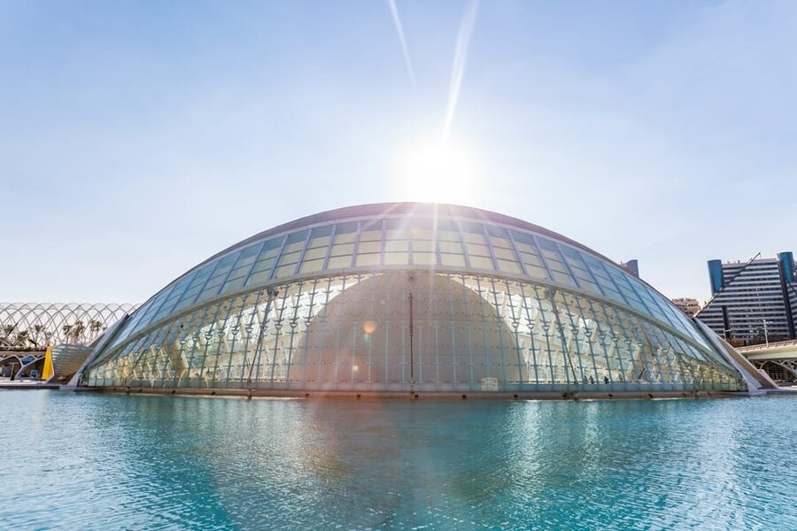 Valencia: City of Arts and Science 3D Movie at Hemisfèric - Calatrava’s long oval roof: the pre-show moment people skip