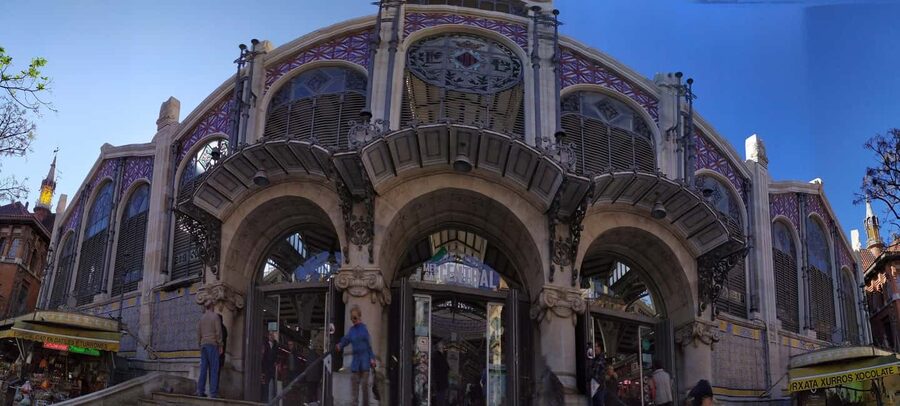 Valencia: City Walking Tour with Top Attractions - ITALIAN - Plaza de la Virgen and Plaza de la Reina: the religious center and the public living room