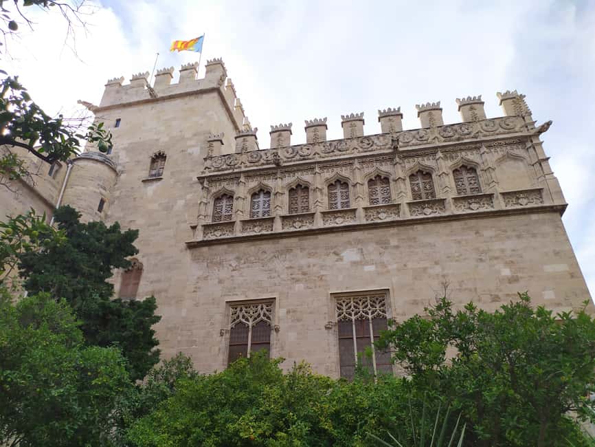 Valencia: City Walking Tour with Top Attractions - ITALIAN - Ceramics Museum area: how decorative arts tell the city’s taste