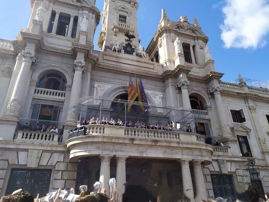 Valencia: City Walking Tour with Top Attractions - ITALIAN - Plaza del Ayuntamiento and the Central Market: civic pride in plain sight