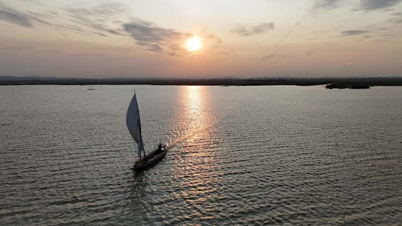 Valencia: Epic Albufera Sunset adventures and fun - The Traditional Lateen Sailboat: Why This Setup Feels Different