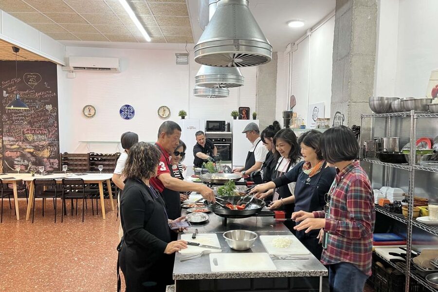 Valencia: Evening Guided Paella Workshop, Tapas, and Drinks - Why a Valencia evening paella class beats a normal dinner