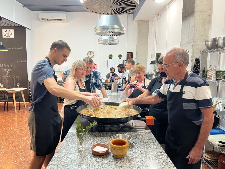 Valencia: Evening Guided Paella Workshop, Tapas, and Drinks - Picking your paella: classic Valencia or seafood with salmorreta
