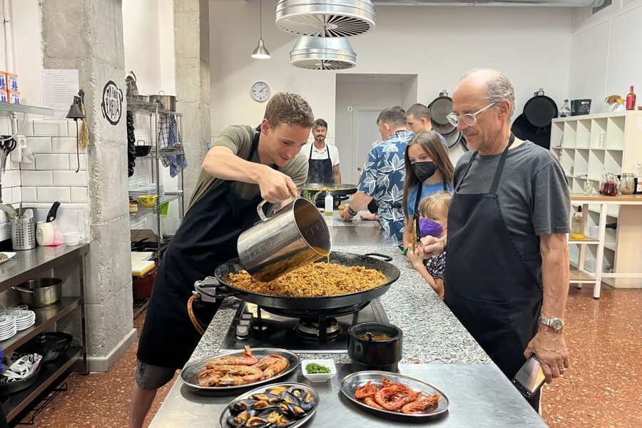 Valencia: Evening Guided Paella Workshop, Tapas, and Drinks - What you’re eating while the paella finishes