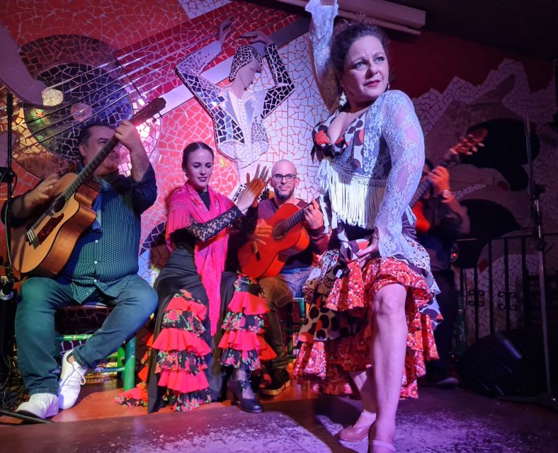 Valencia: Flamenco at Toro y La Luna with optional Dinner - Audience energy in a small venue: what close-up does to your attention