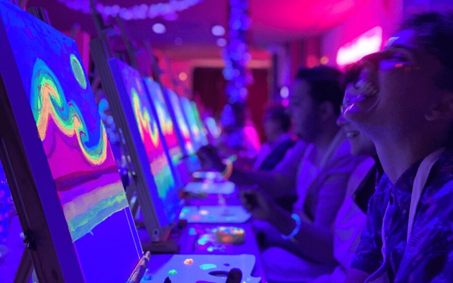 Valencia: Fluorescent painting workshop and wine - Materials and guidance: why it works even for beginners