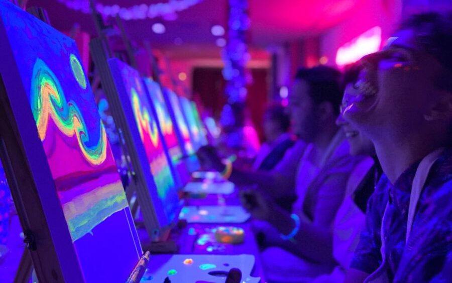 Valencia: Fluorescent painting workshop and wine - Who should book this workshop (and who may not)