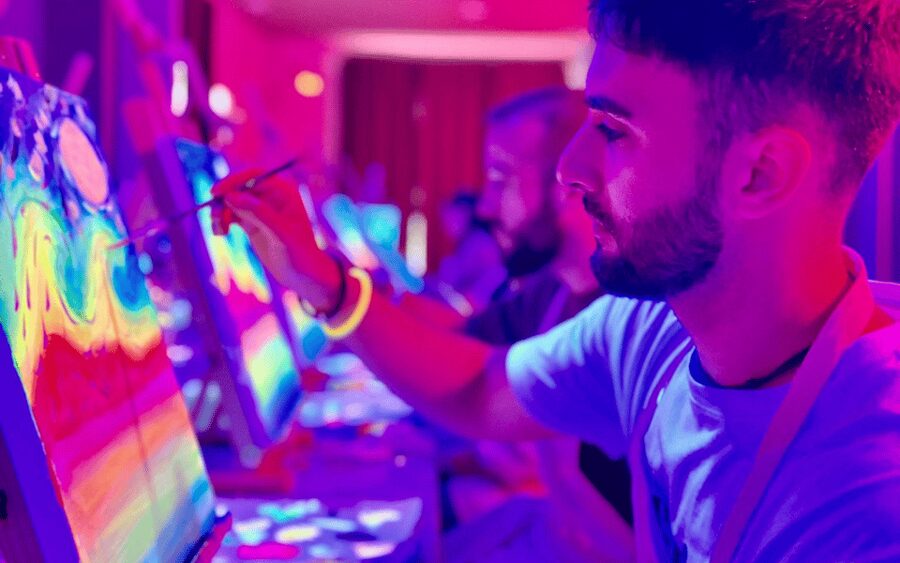 Valencia: Fluorescent painting workshop and wine - What happens during the 2-hour workshop
