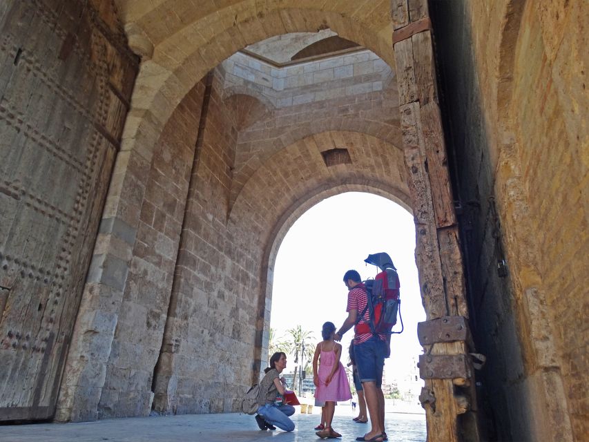 Valencia: Guided Family Walking Tour (Italian Tour) - The family-friendly idea: why games make the city stick