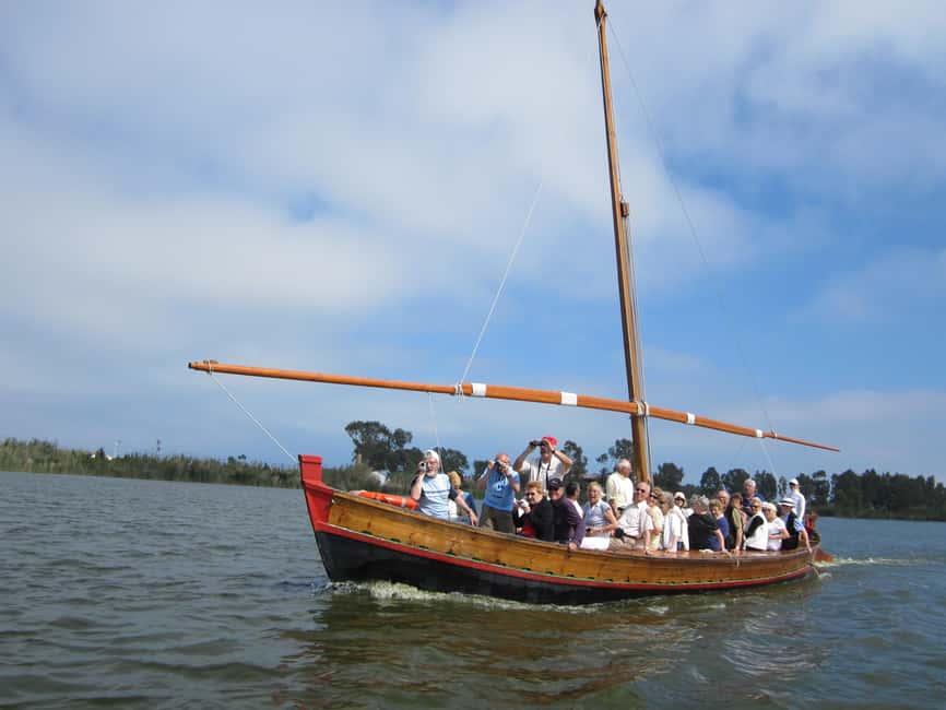 Valencia: Guided Lake Albufera Boat Ride and Barraca Tour - The barraca stop: how fishermen’s houses fit the water