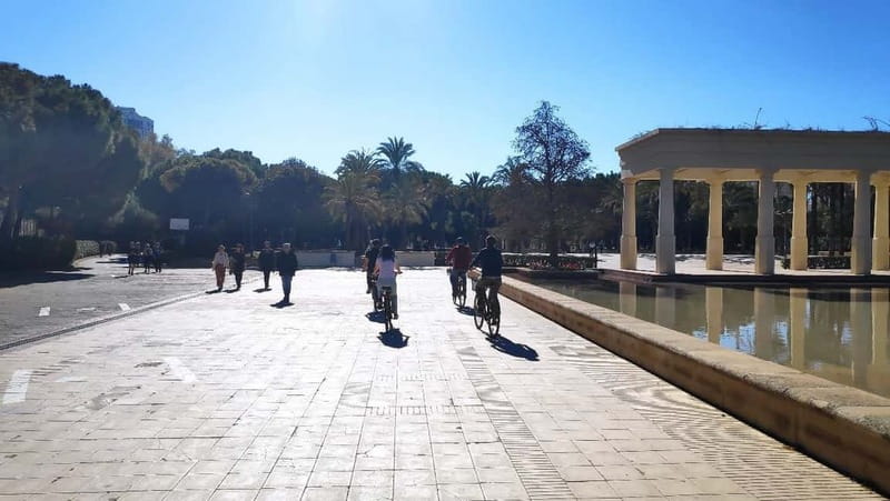 Valencia: Highlights Bike Tour with a Guide - Turia Gardens: the 11-kilometer break in the middle