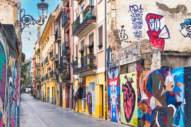 Valencia Iconic Sights Scavenger Hunt - Stop 3: Tribunal de les Aigues de la Vega de Valencia and the fun of reading details