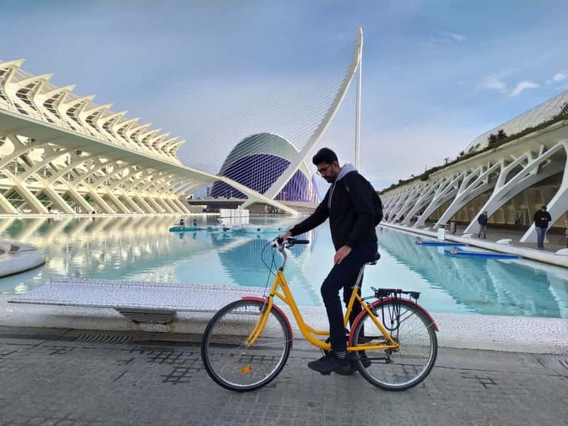 Valencia in bici con guida turistica italiana madrelingua - Torres de Serranos and the turn toward the green heart