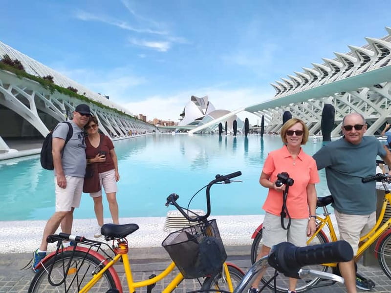 Valencia in bici con guida turistica italiana madrelingua - Roman squares to the Cathedral and Miguelete: how the old town reveals itself