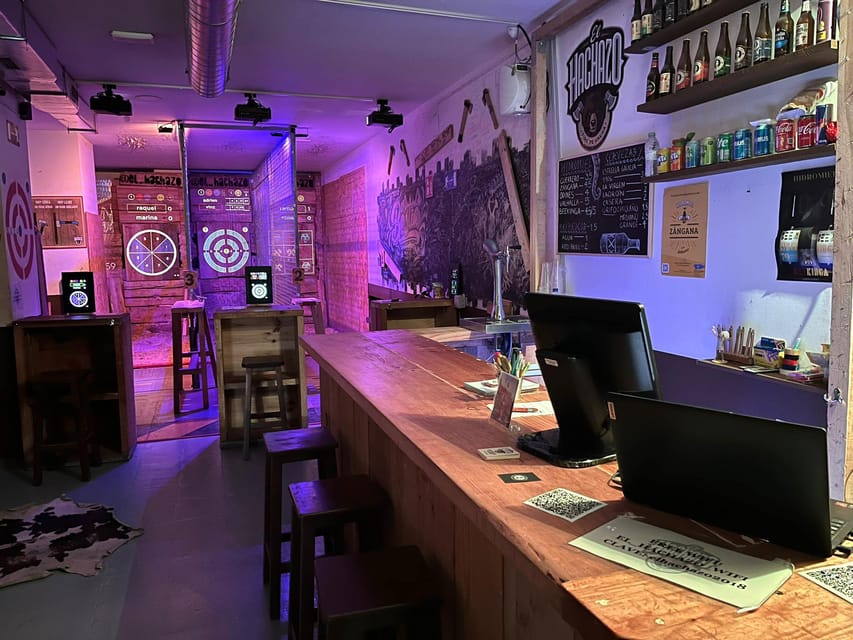 Valencia: Interactive Axe Throwing 1h - Freestyle Axe Throwing: Learning Different Ways to Throw