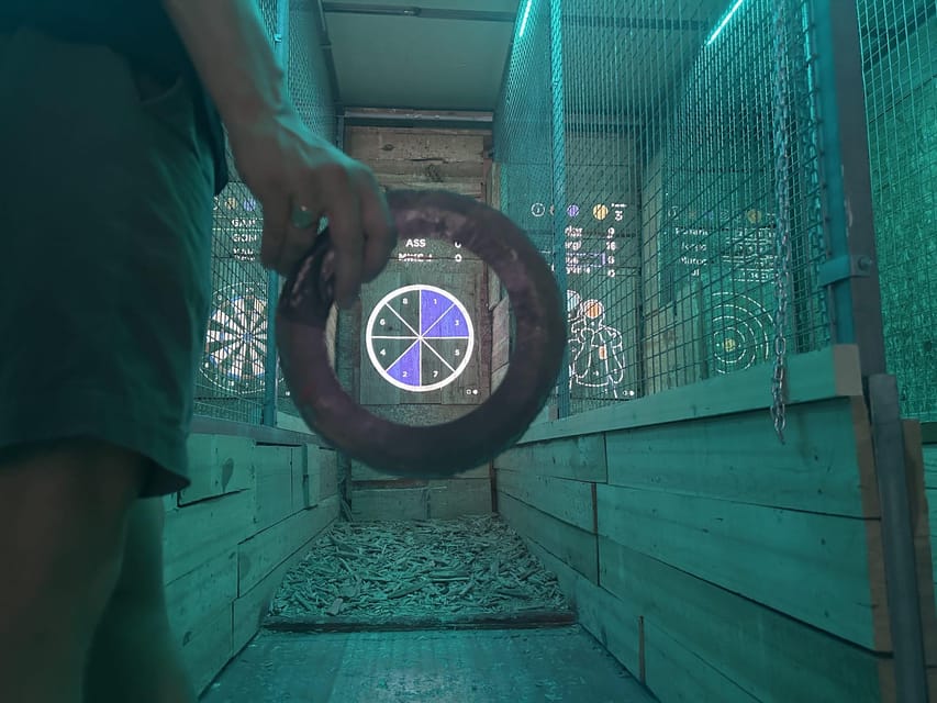 Valencia: Interactive Axe Throwing 1h - What You’ll Do From Start to Finish (So Your Hour Feels Predictable)